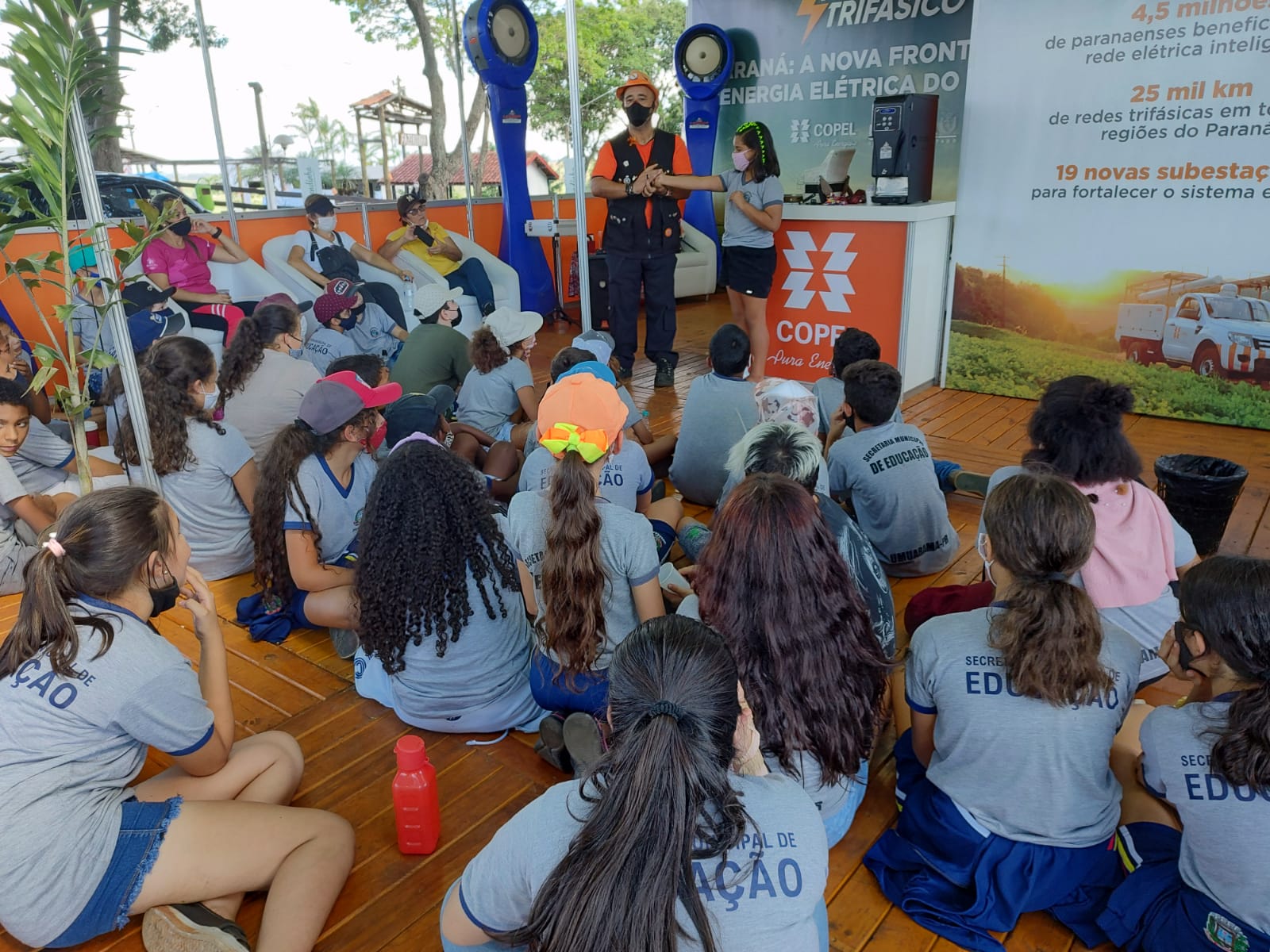 Turma escolar assiste apresentação no estande da Copel na ExpoUmuarama