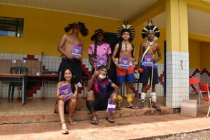 Jovens Kaingang mostram o livro publicado com histórias da comunidade